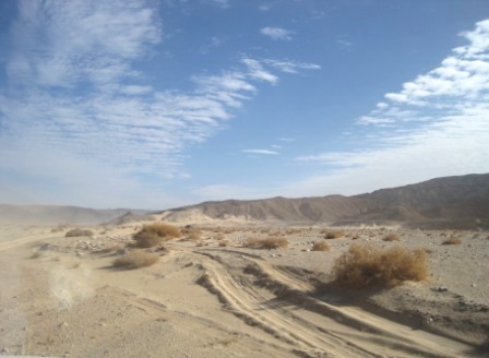 Süd-Sinai: Jeepspuren im Wüstensand